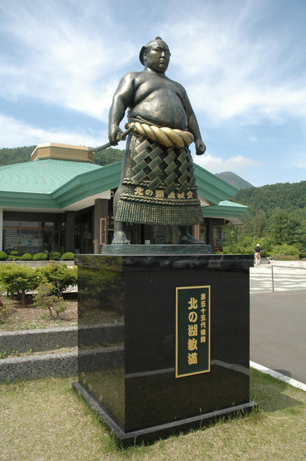 横綱北の湖銅像