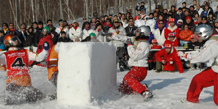 専用ヘルメットや雪球製造器などの用具開発にも着手
