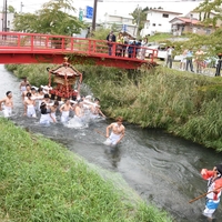 瀧不動尊例大祭「神輿川渡り」
