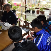 久保内小学校が高齢者宅の訪問活動を行いました