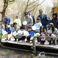 壮瞥川ヤマベ放流