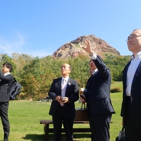 環境大臣政務官　八木哲也衆議院議員をお迎えし<br>昭和新山と火山の共生についてご説明いたしました