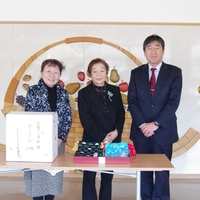 小学校にコップ入れ巾着と雑巾を寄贈