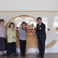 小学校1年生に交通安全のお守りを寄贈