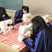 壮瞥中学校の生徒がマスクを手作り