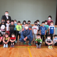 小学1年生に少年消防クラブ員証を交付