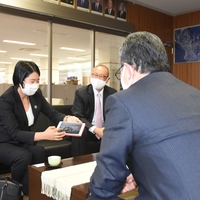 清水咲紀さんが帰国報告に来られました