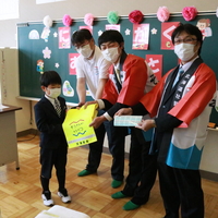 そうきたか！そうべつロゴ入り ランドセルカバーと保育所園児用帽子を贈りました