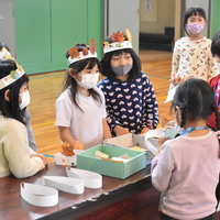 壮瞥小学校で保育所交流が行われました