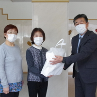 滝之町婦人会様から壮瞥小学校へ寄贈