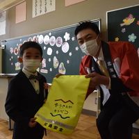 そうきたか！そうべつロゴ入り ランドセルカバーと保育所園児用帽子を贈りました