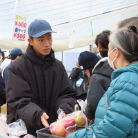 壮瞥高校でリンゴ・鉢花販売会