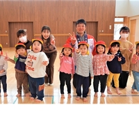 「そうきたか！そうべつ」ロゴ入り日よけ帽子を贈りました